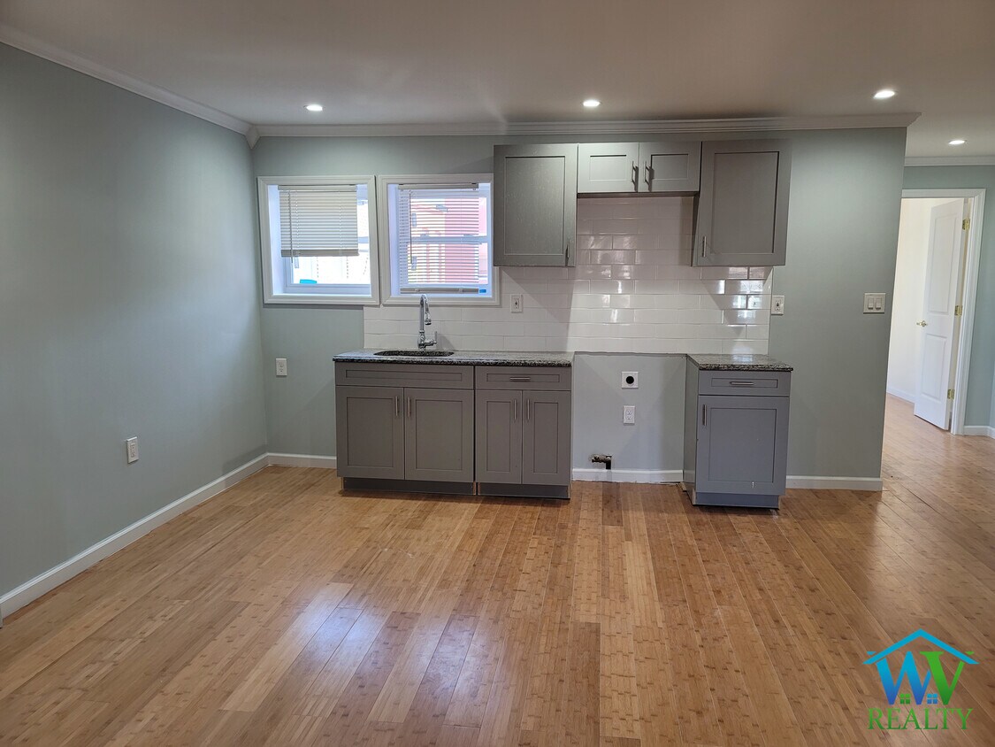 Primary Photo - 1268 Evergreen Ave