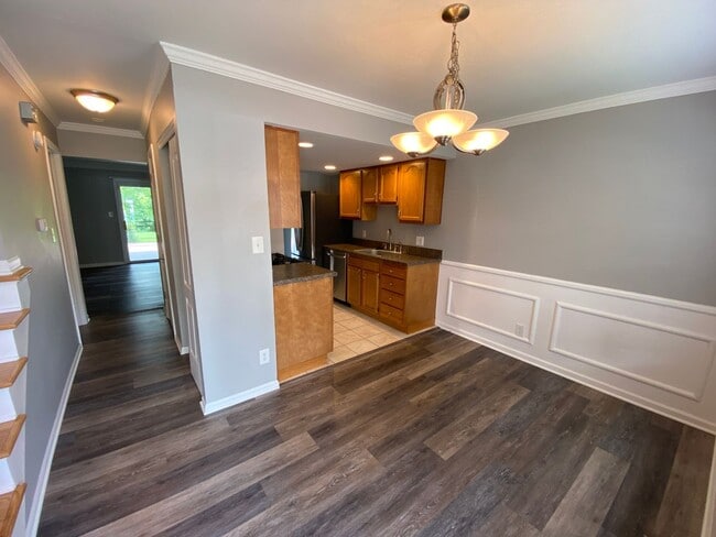 Building Photo - River-front condo, UA schools, 2 BR/1.5 BA