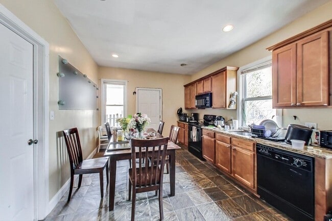 Building Photo - 9/1 No Fee!  Mission Hill 5BR/2BA w/EIK, laundry, balcony!