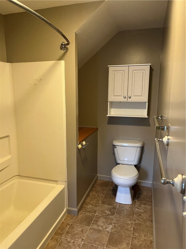 Building Photo - 722 Seneca Pl