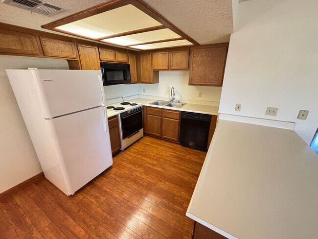 Foto del edificio - Gorgeous 2BED/2BATH Condo nestled in a Roc...