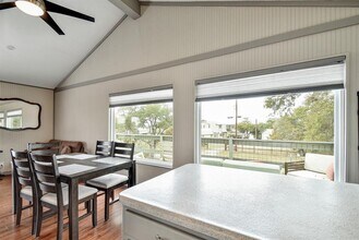 Building Photo - 2591 Lakeshore Dr