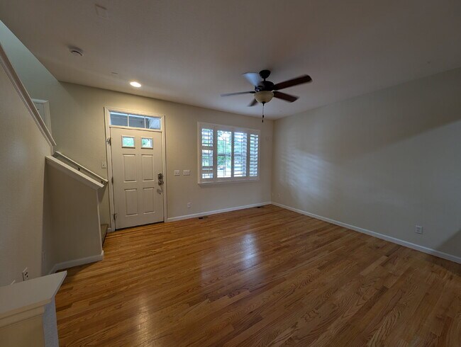 Foto del edificio - Great Lowry Townhome!