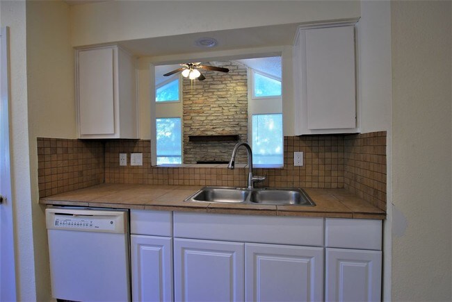 Building Photo - 4/2 Duplex Close to Parmer Lane