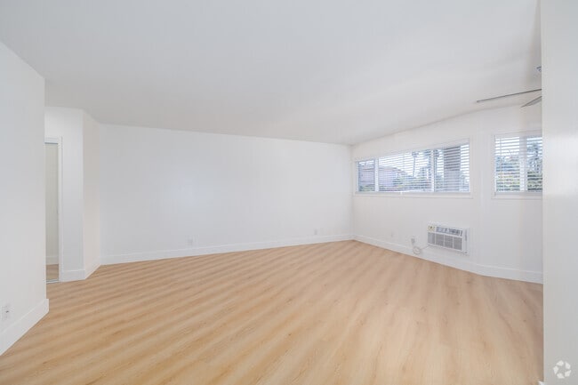 1BR, 1BA - 705SF - Living Room - PW 4143
