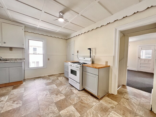 Building Photo - 47 Holbrook St