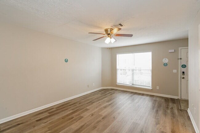 Foto del edificio - 8022 Logan Dr