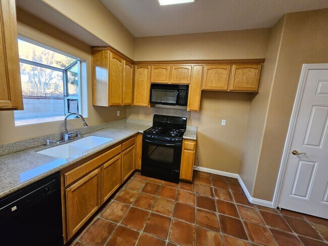 Building Photo - Private 3-Bedroom House in the Heart of Bu...