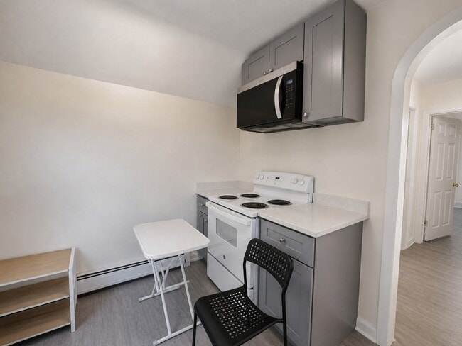 Kitchen Counter, Stove, Microwave - 270 Pacific St