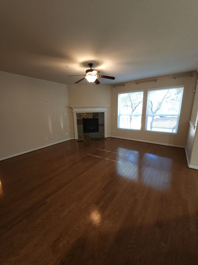 Building Photo - Alamo Ranch Home For Rent 5bed/3 bath- 2 s...