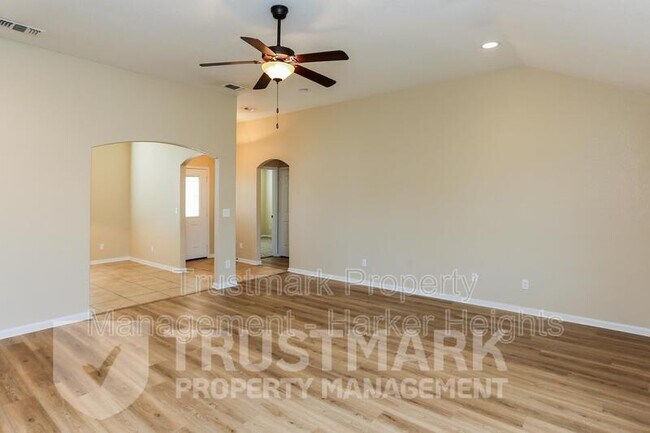 Building Photo - 401 W Libra Dr