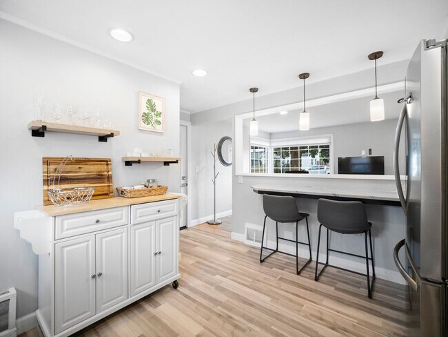 Building Photo - 2 bedroom/1 bathroom in North Spokane-cozy...