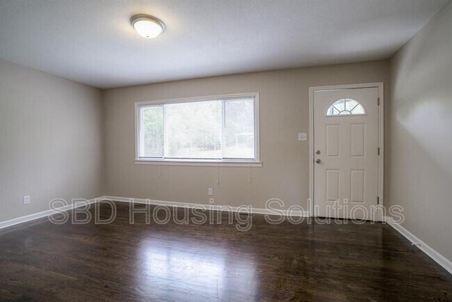 Foto del edificio - 8612 Corrington Ave