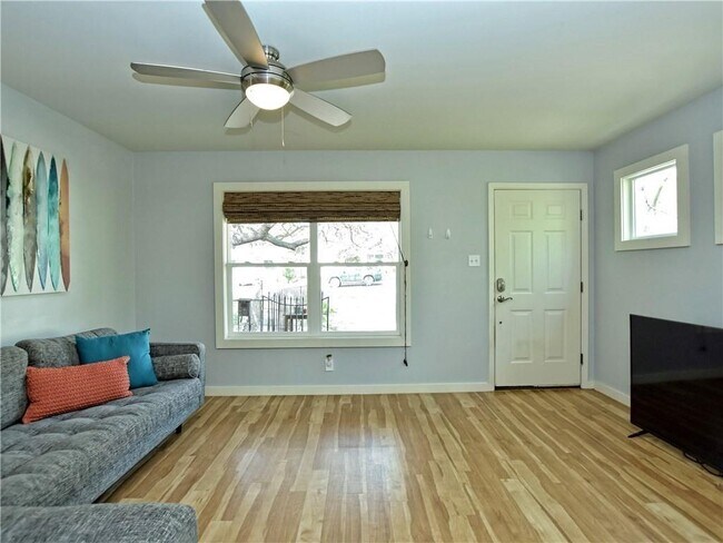 Foto del edificio - 1513 Travis Heights Blvd