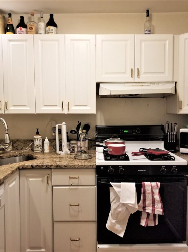 Foto del edificio - Renovated 4 Bed • Heat & Hot Water Included • Prime Brookline Location • LL Paying 1 Month Fee