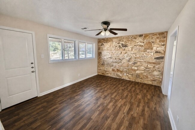 Building Photo - AVAILABLE NOW!