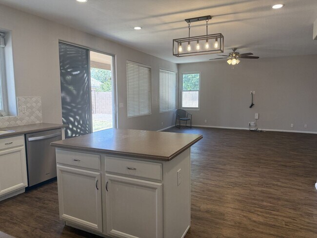 Foto del edificio - Large-4 bedrooms plus Den in Mesa