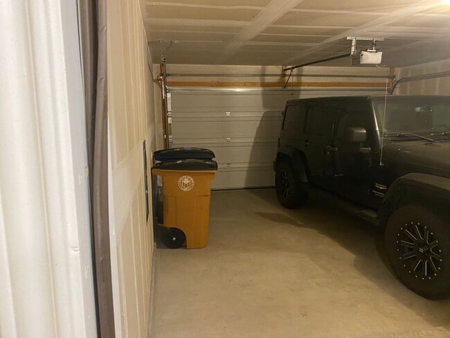 Foto del edificio - Three Bedroom, Two Bath, Two Car Garage, Washer and Dryer are included.