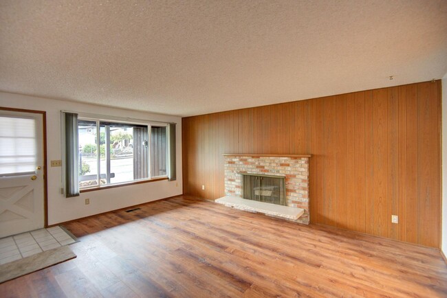 Foto del edificio - Mountlake Terrace Spacious One Story On La...