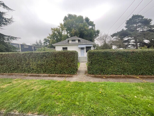 Building Photo - 3 Bed, 1 Bath with HUGE Fenced Backyard