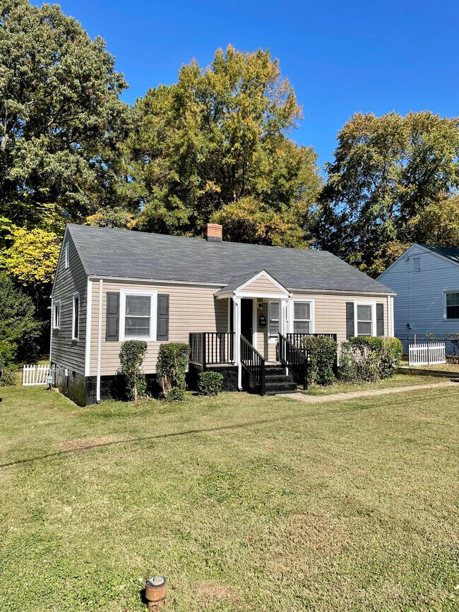 Building Photo - 711 Monroe Dr