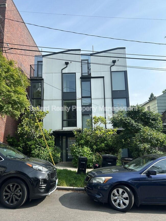 Building Photo - 1121 E Howell St