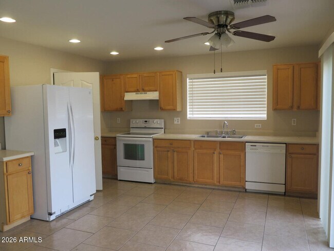 Building Photo - 3331 S Chaparral Rd