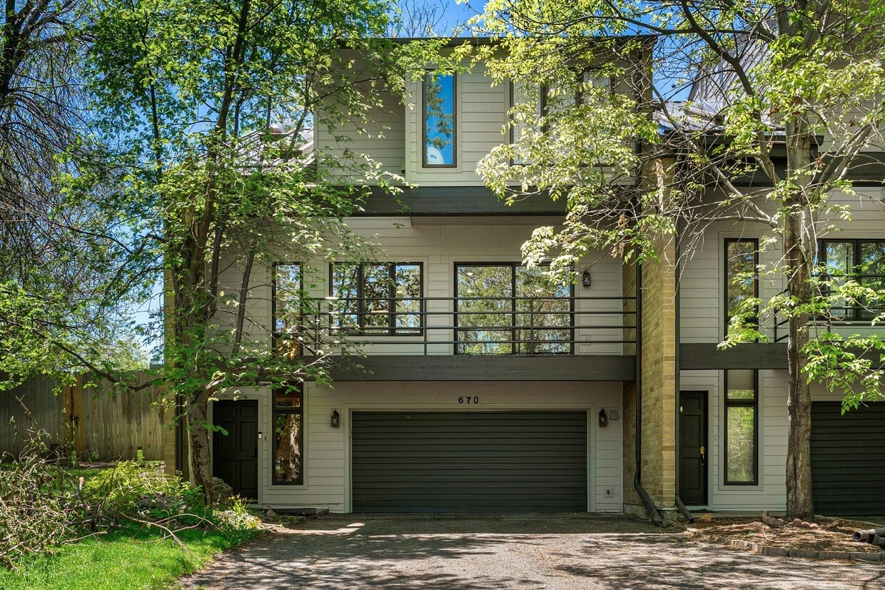Primary Photo - Stunning 4-bedroom / 3-bathroom townhome i...