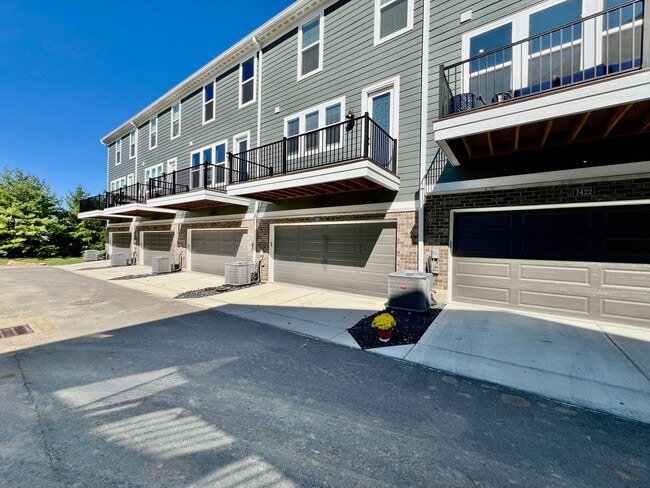 Building Photo - Stunning Executive Townhome Liberty Twp
