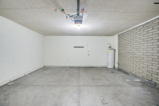 Building Photo - 10640 N 66th Ave