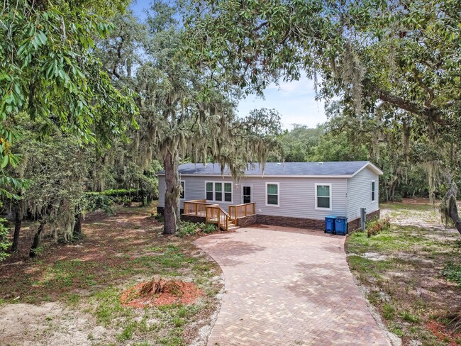 Building Photo - Home in Lake Wales now available!