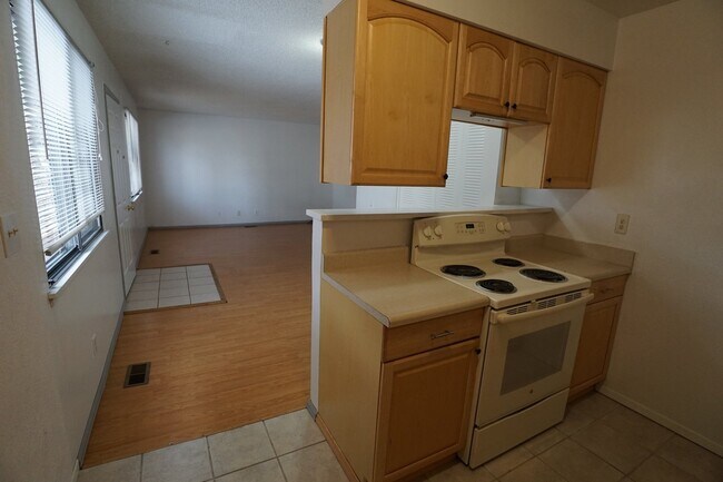 Building Photo - Cute Townhome off Kipling and 285!!