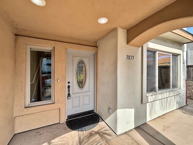 Building Photo - Stunning 4BD/3.5BA Townhouse in Pacific Be...
