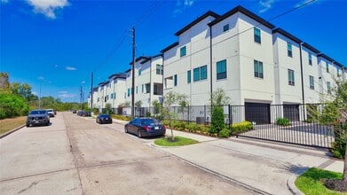 Building Photo - 2720 Grand Fountains Dr