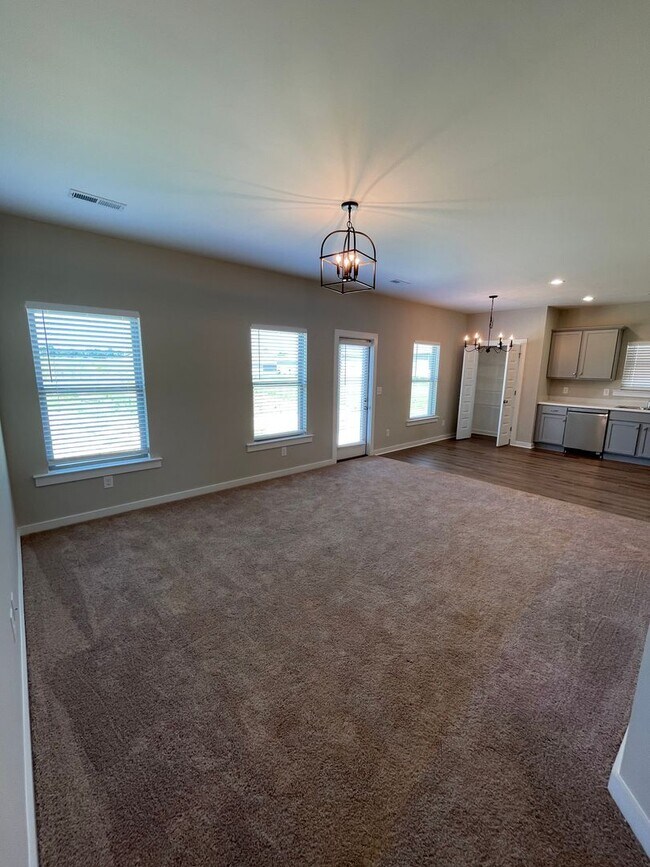 Foto del edificio - Home for Rent in Eva, AL!!! Available to V...