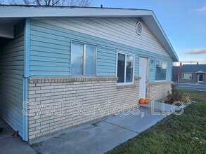 Building Photo - 624 E Hawaii Ave