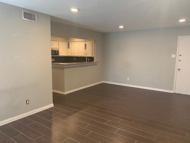Foto del edificio - Modern 2 Bedroom, 2 Bathroom Condo in the Heart of Vibrant Oaklawn!