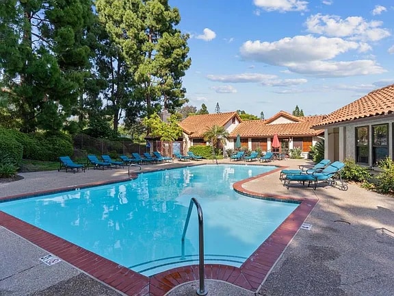 Building Photo - 1 Bedroom Gem in Carmel Valleys Top Notch ...
