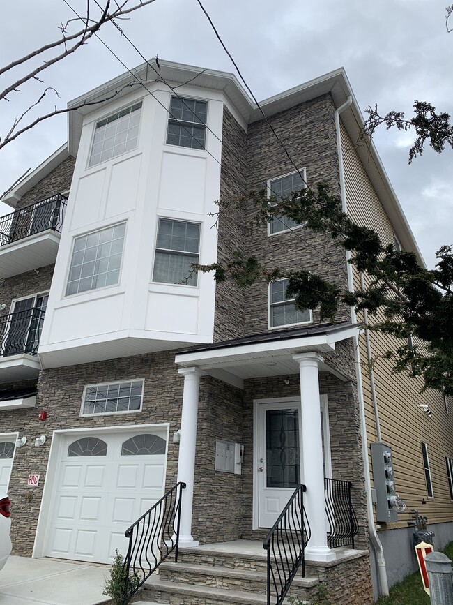 Front Entrance - 210 W Grand St