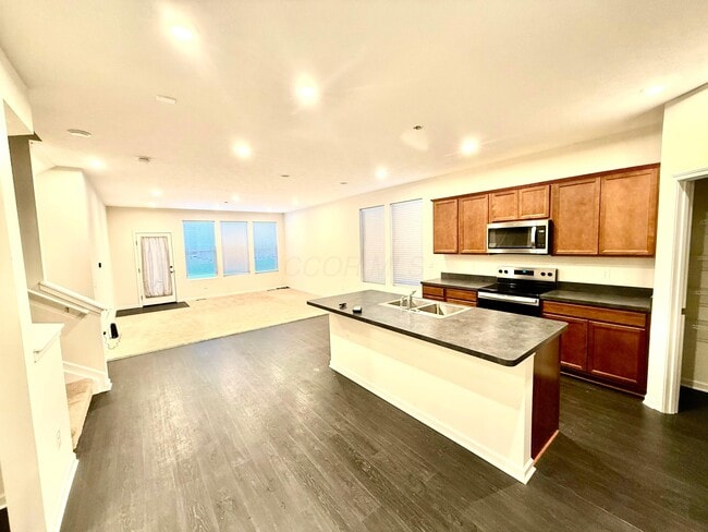 Building Photo - 1916 Pomodoro Dr