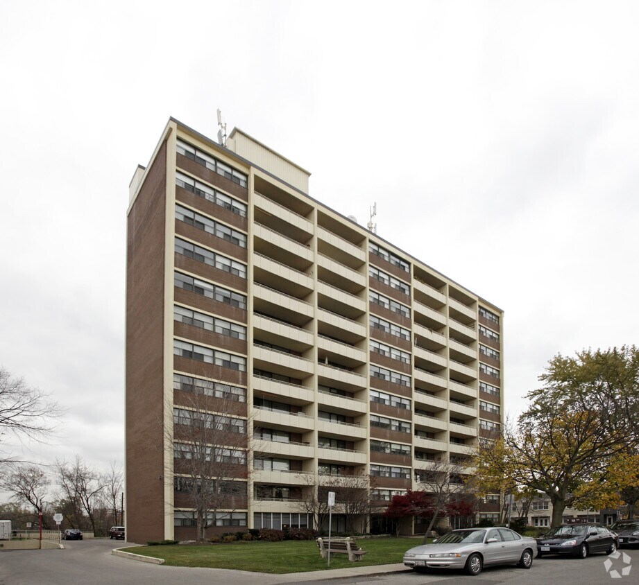 Centennial Towers Apartments 155 Navy St Oakville, ON
