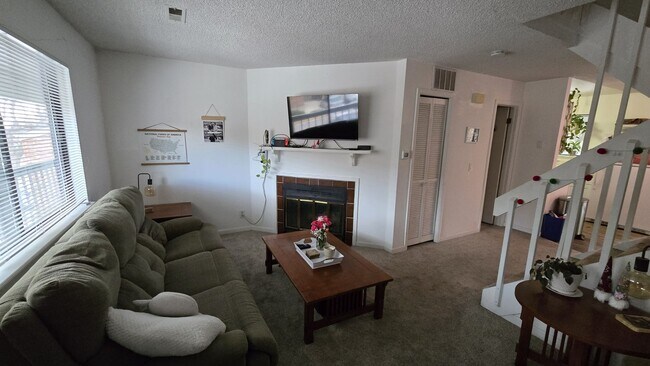 Foto del edificio - 1st MONTH 1/2 PRICE FOR APRIL/MAY MOVE IN! Renovated 2-Bedroom Condo Near CU