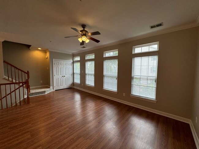 Building Photo - Stunning 3 Bed 2.5 Townhome In Amenity-Ric...