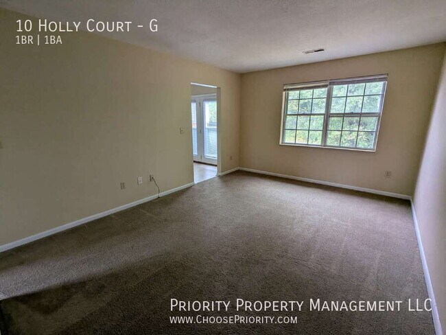 Building Photo - 10 Holly Ct