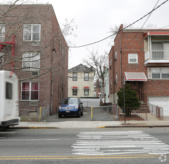 Building Photo - 4303 Baychester Ave