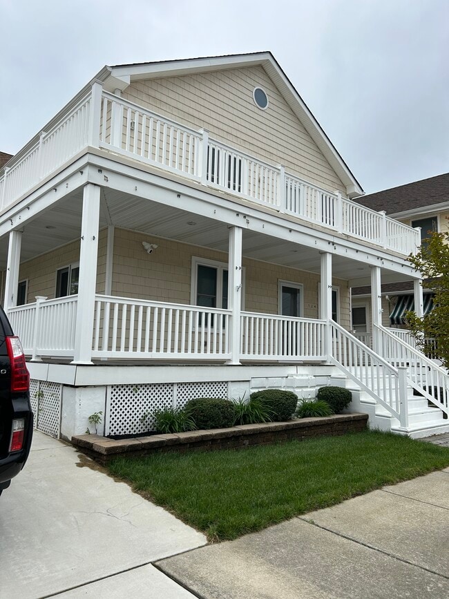 Building Photo - 124 E Sweetbriar Rd