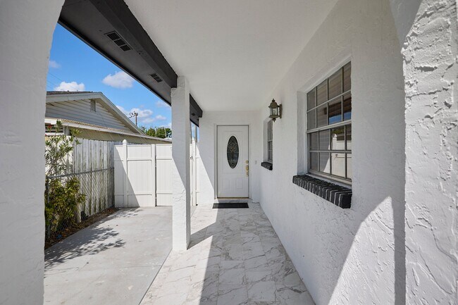 Foto del edificio - 6804 N Hubert Ave