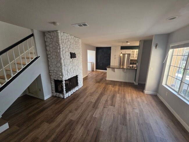 Foto del edificio - RENOVATED 2BD/1.5 BATH WITH PARKING, LAUNDRY, AND FULL H-VAC