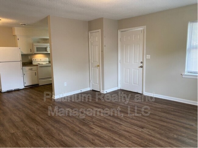 Building Photo - 404-402 Thompsonville Ln