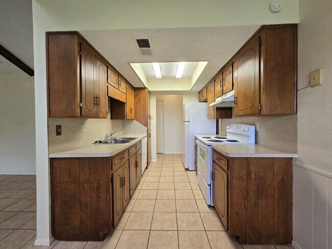 Foto del edificio - NEW IN MANAGEMENT - AVAILABLE NOW!